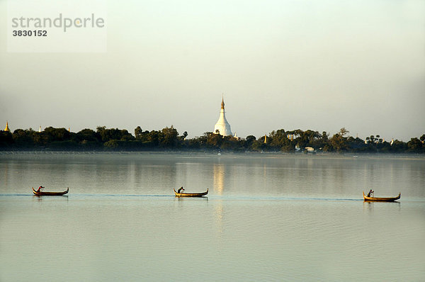 See mit drei Ruderbooten und weißem Stupa Amarapura Mandalay Burma
