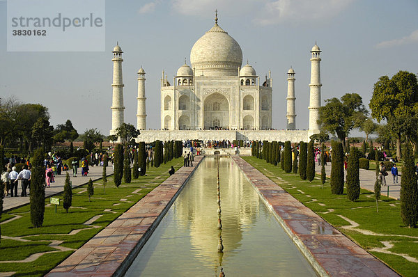 Klassische Ansicht des Taj Mahal mit Spiegelung im Wasser Agra Uttar Pradesh Indien