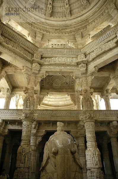 Reich verzierter Innenraum aus weißem Marmor Jain Tempel Ranakpur Rajasthan Indien