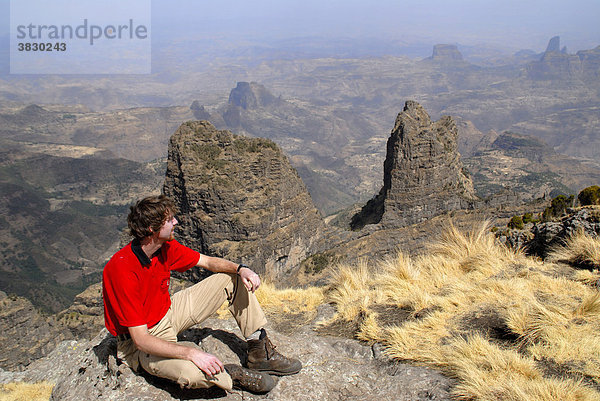 Bergsteiger genießt den Ausblick über weite Canyons und Berglandschaft von Imet Gogo (3926m) im Semien Mountains Nationalpark bei Geech Äthiopien