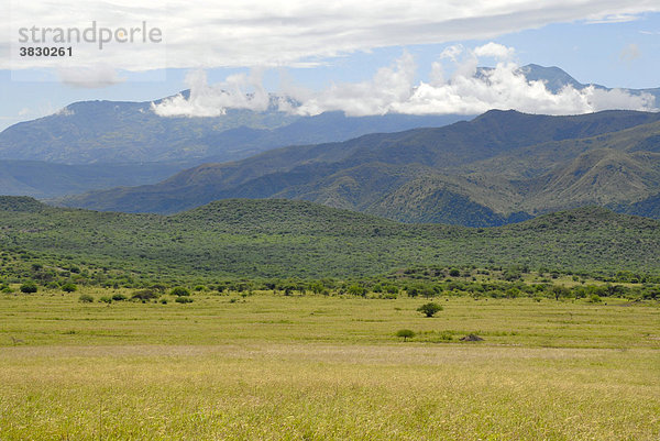 Weite Savanne und Berge im Nechisar Nationalpark bei Arba Minch Äthiopien