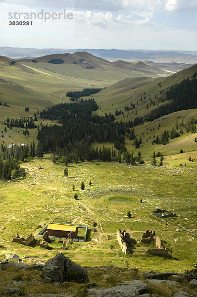 Blick ins weite Tal des buddhistischen Manzshir Klosters Mongolei