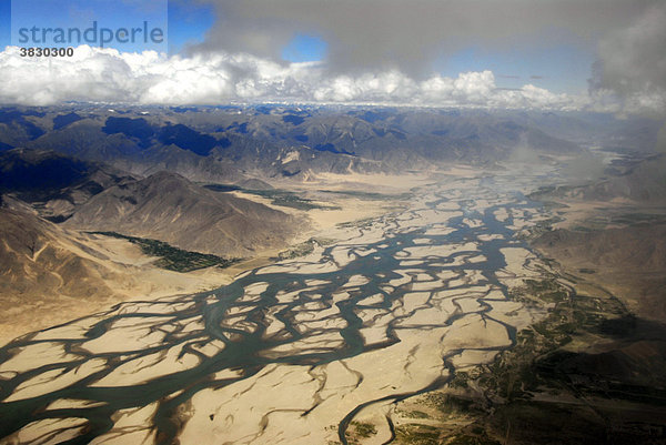 Blick von oben in das wilde Flußtal Schwemmland Alluvial des Yarlung Tsangpo Jiang Brahmaputra Tibet China