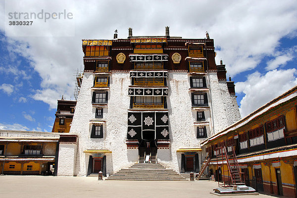 Weißer Palast des Potala mit Innenhof Lhasa Tibet China