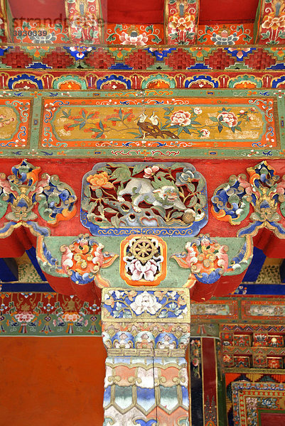 Bunt bemalte Säule des Beobachtungs Palast der Dalai Lamas Norbulingka Sommerpalst Lhasa Tibet China