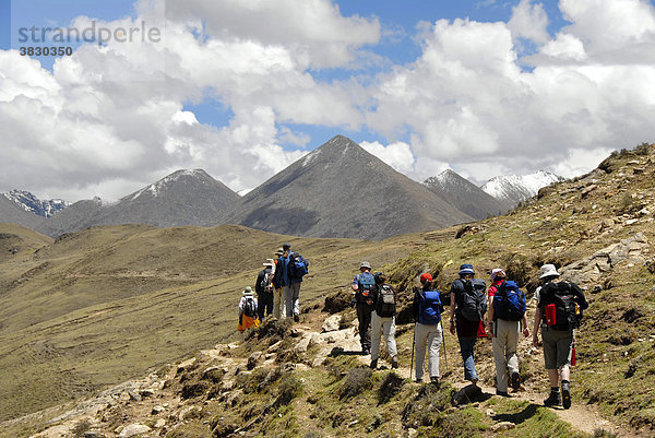 Trekkinggruppe auf dem alten Pilgerweg von Kloster Ganden nach Samye Tibet China