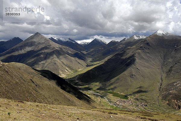 Hochgebirge mit Blick ins Tal von Hepu Tibet China