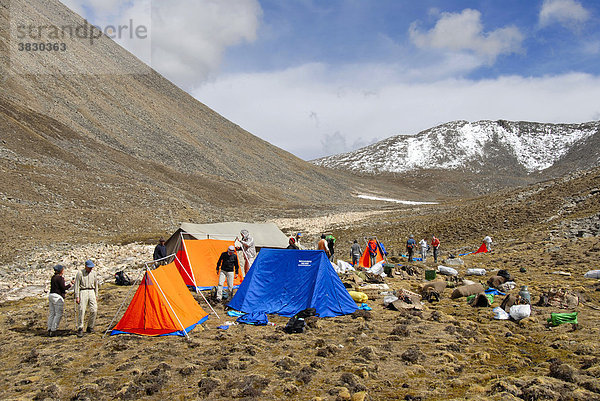 Trekkinggruppe baut ein Zeltlager aus Hauszelten unterhalb des Shug-La Pass Tibet China