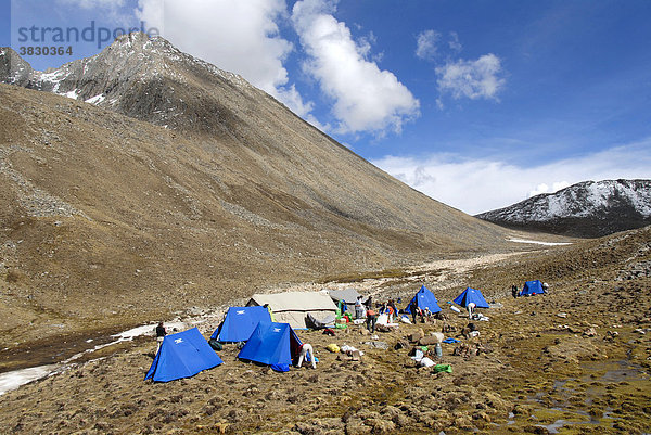 Zeltlager aus blauen Hauszelten im Hochgebirge unterhalb des Shug-La Pass Tibet China