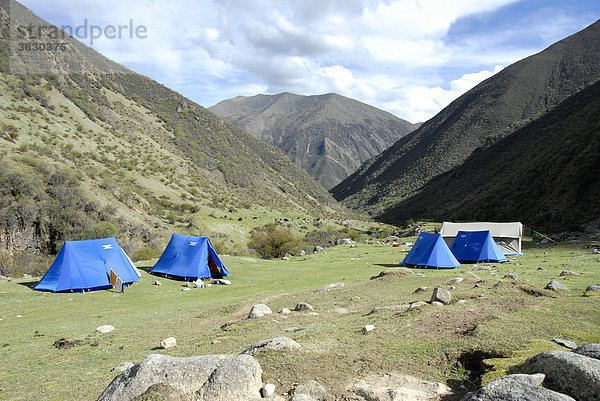 Camp einer Trekkinggruppe mit blauen Zelten im Tal Gen Do Tibet China