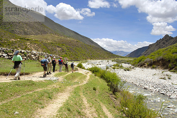 Trekkinggruppe auf Pfad an Gebirgsfluß Changtang Tibet China