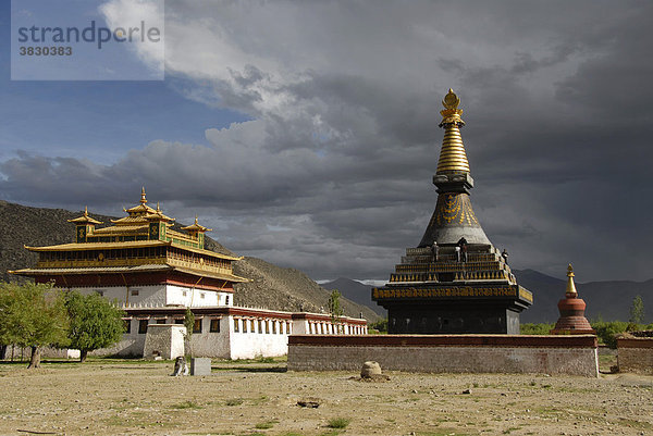 Zentraler Tempel Ütse mit schwarzem Chörten vor dunklen Wolken Kloster Samye Tibet China