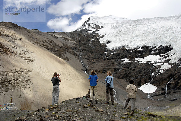 Touristen fotografieren Gletscher am Karo-La Pass Tibet China