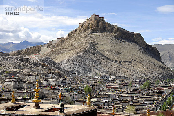 Blick auf die Altstadt mit Festung Dzong vom Pelkor Chöde Kloster Gyantse Tibet China