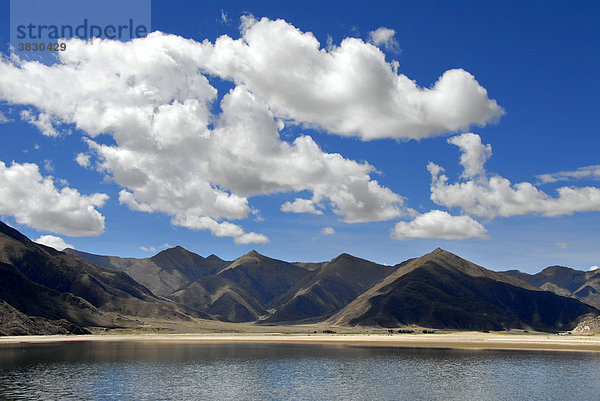 Wolken über dem Fluß Yarlung Tsangpo bei Shigatse Tibet China