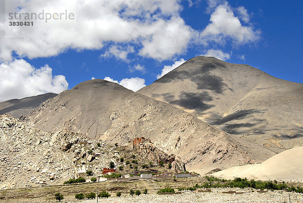 Kloster Phuntsoling am Fuße hoher Berge Tibet China