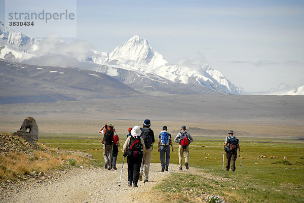 Trekkinggruppe wandert auf schneebedeckte Bergen zu bei Old Tingri Tibet China