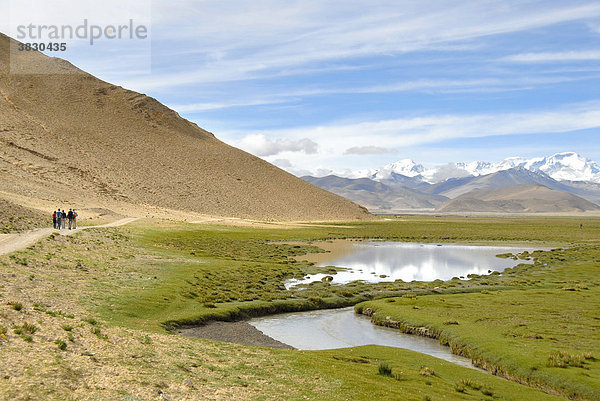 Trekkinggruppe wandert auf schneebedeckte Bergen zu Cho Oyu bei Old Tingri Tibet China