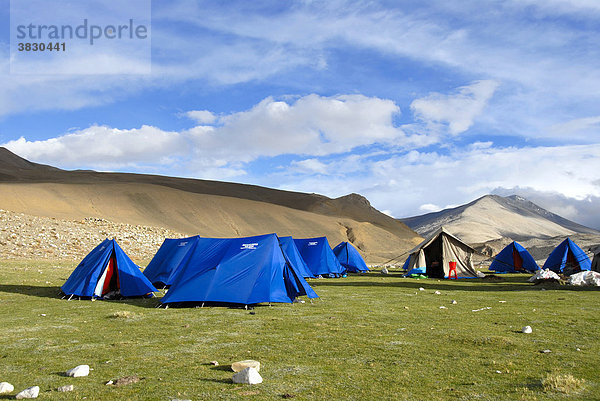 Camp einer Trekkinggruppe mit blauen Zelten auf Weide bei Lungchang Tibet China