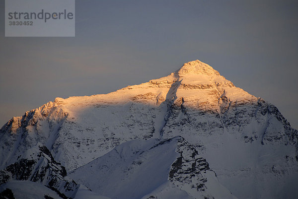 Gipfel des Mt. Everest Chomolungma im Alpenglühen Tibet China