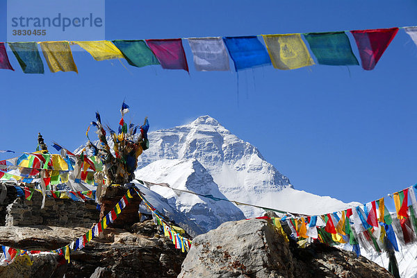 Bunte Gebetsfahnen der Sherab Chöling Einsiedelei mit Mt. Everest Chomolungma Tibet China