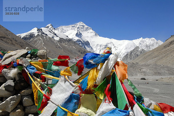Bunte Gebetsfahnen vor Mt. Everest Chomolungma Everest Base Camp Tibet China