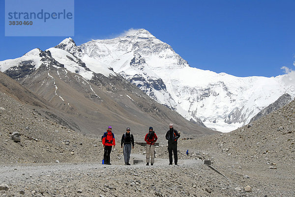 Vier Trekker nebeneinander vor Mt. Everest Chomolungma Everest Base Camp Tibet China
