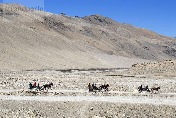 Drei Pferdekutschen in der Steinwüste am Everest Base Camp Tibet China