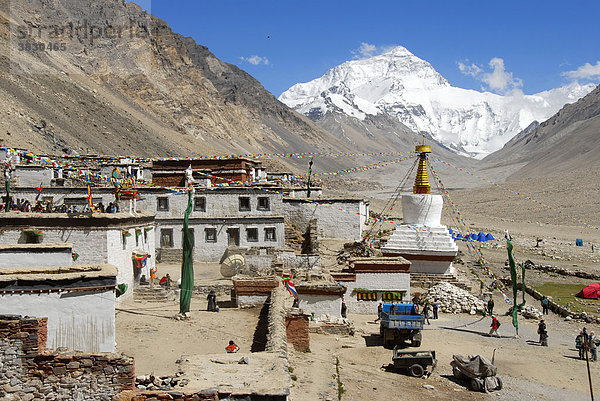Weißer Stupa mit bunten Gebetsfahnen und Mt. Everest Chomolungma Kloster Rongbuk Tibet China