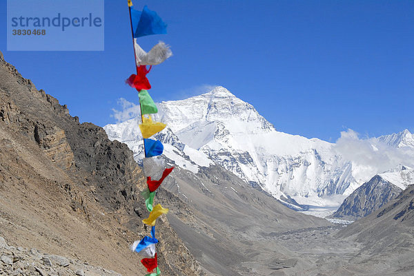 Bunte Gebetsfahnen flattern im Wind vor Mt. Everest Chomolungma mit Blick auf Everest Base Camp Kloster Rongbuk Tibet China