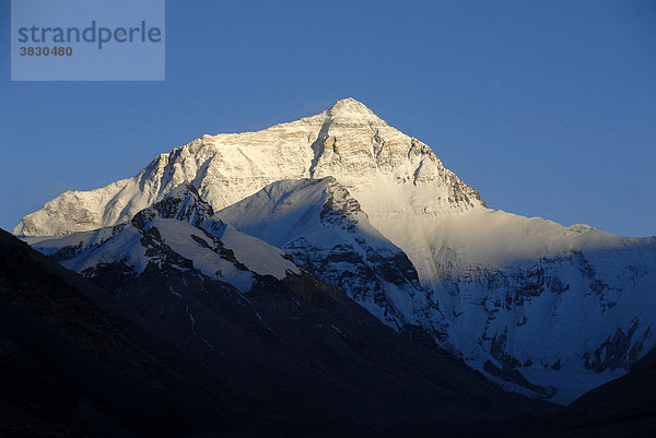 Mt. Everest Chomolungma im Abendlicht Tibet China