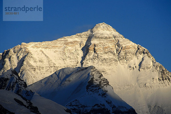 Gipfel des Mt. Everest Chomolungma im Abendlicht Tibet China