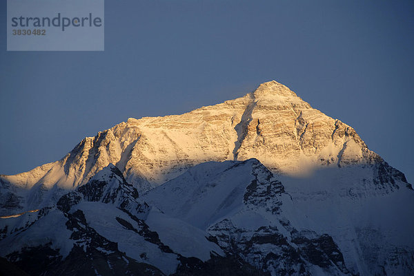 Gipfel des Mt. Everest Chomolungma im Abendlicht Tibet China