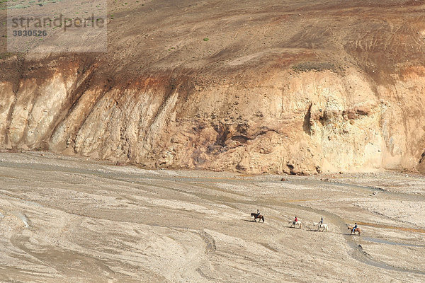 Reiter in den bunten Bergen Landmannalaugar auf Island