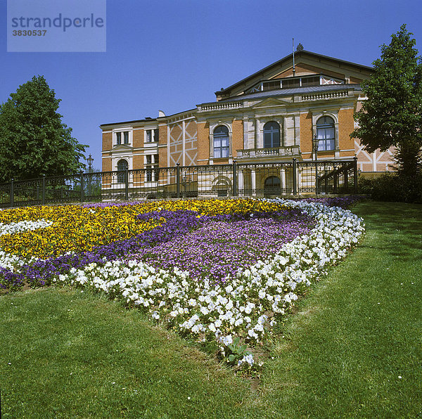 Bayreuth Oberfranken Bayern Deutschland Richard Wagner Festspielhaus erbaut 1872-75 von Otto Brückwald auf dem Grünen Hügel