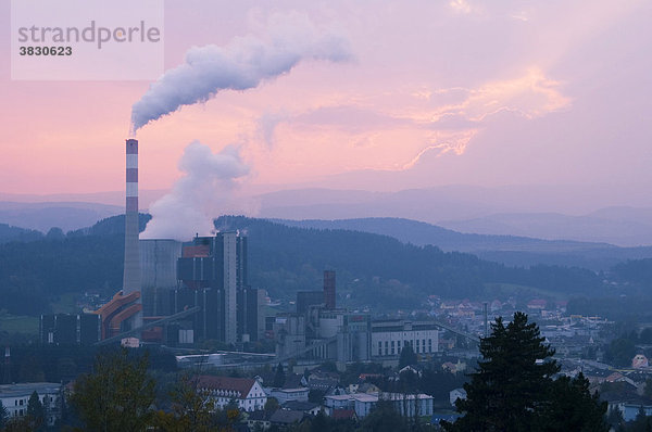 Voitsberg Steiermark Österreich Heizkraftwerk am Abend