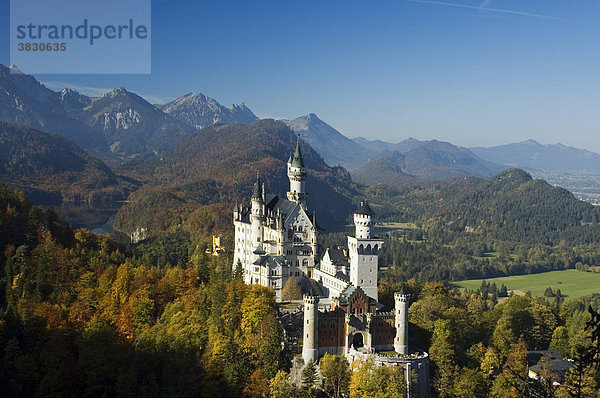 Schloß Neuschwanstein bei Füssen im Allgäu Allgaeu Bayern Deutschland erbaut von König Ludwig II.