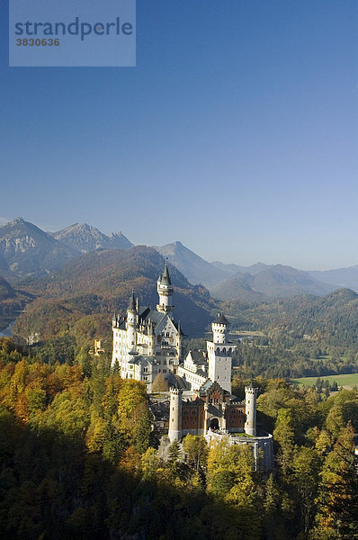 Schloß Neuschwanstein bei Füssen im Allgäu Allgaeu Bayern Deutschland erbaut von König Ludwig II.