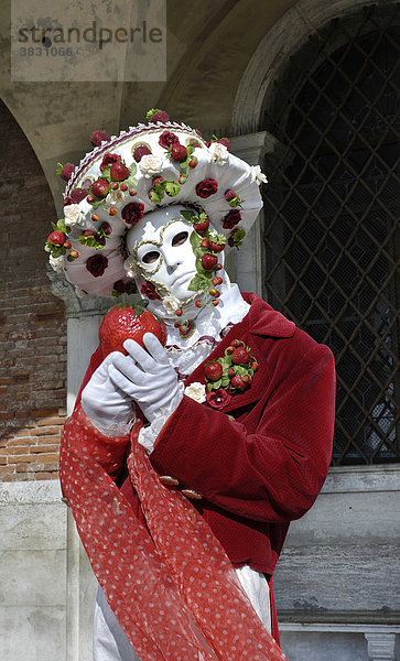 Maske mit Erdbeeren beim Karneval in Venedig  Italien