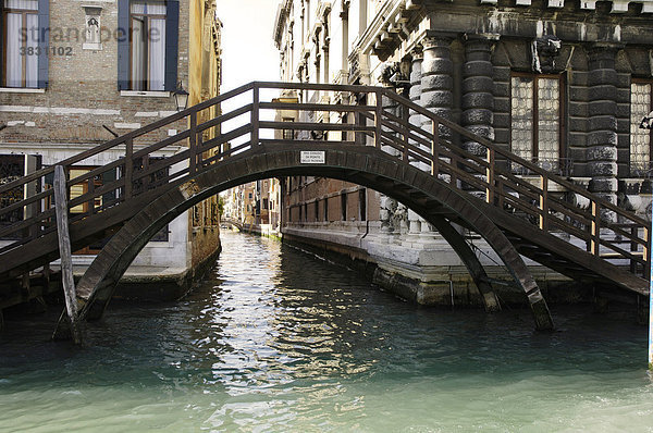 Kleine Holzbrücke am Canale Grande in Venedig Italien
