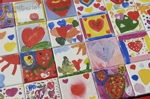 Mosaik aus gemalten Kinderbildern mit Herzen