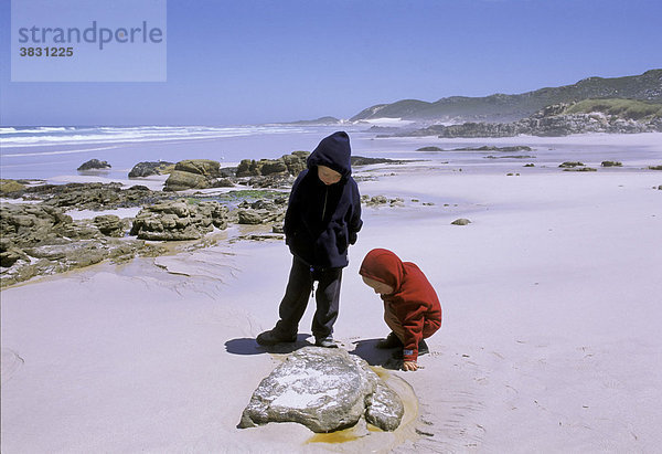 Kleine Kinder  zwei und vier Jahre alt  spielen am Strand  Südafrika  Afrika