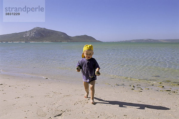 Kleiner Junge  zwei Jahre spielt am Strand  Südafrika  Afrika
