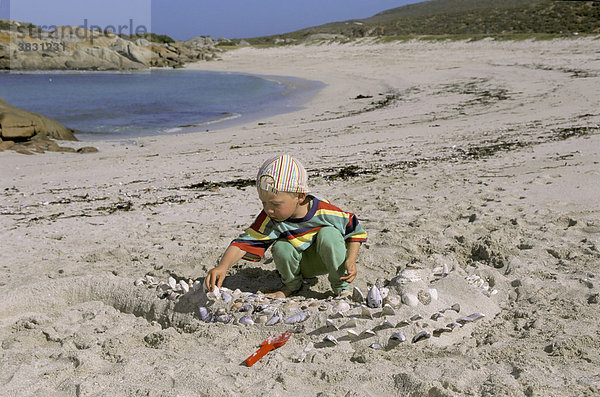 Kleiner Junge  vier Jahre spielt am Strand mit Muscheln  Titis Bay  Südafrika  Afrika