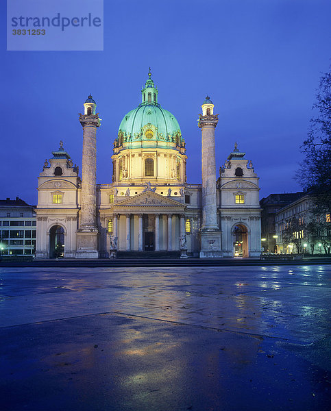 Karlskirche bei Dämmerung  Wien  Österreich