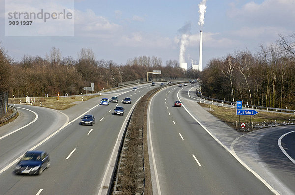 Autos auf der Autobahn vor rauchenden Schornsteinen  Verkehr  Ruhrgebiet  Ruhrpott  Pott  Gelsenkirchen  NRW  Nordrhein Westfalen  Deutschland