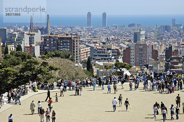 Touristen auf Aussichtsplattform mit Blick ueber Barcelona  Park Gueell  Architekt Antoni Gaudi  Barcelona  Katalonien  Spanien