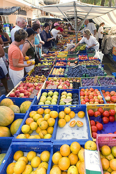 Mallorca  Verkauf von Obst und Gemüse auf dem Wochenmarkt von Cala Rajada
