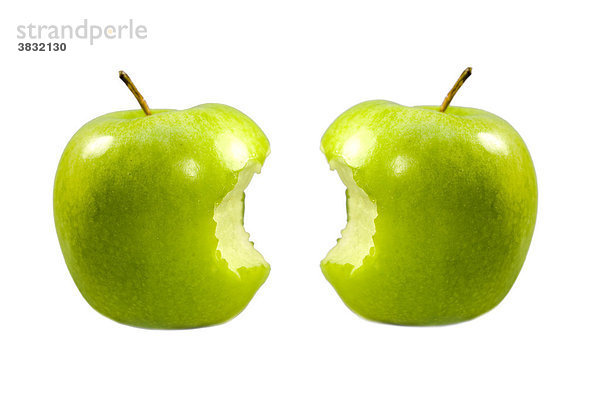 Zwei angebissene Granny Smith Äpfel