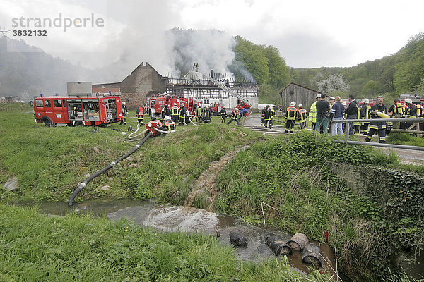 DEU  Heppenheim  Ober-Hambach  28.04.2006 Großbrand eines Bauernhofes  Rettungseinsatz der Feuerwehr   Feuerwehrmänner bei der Brandbekämpfung